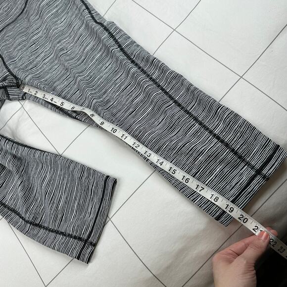 Athleta Leggings Womens Large Black White Ultimate Capri Linear Lines Striped - Picture 9 of 10